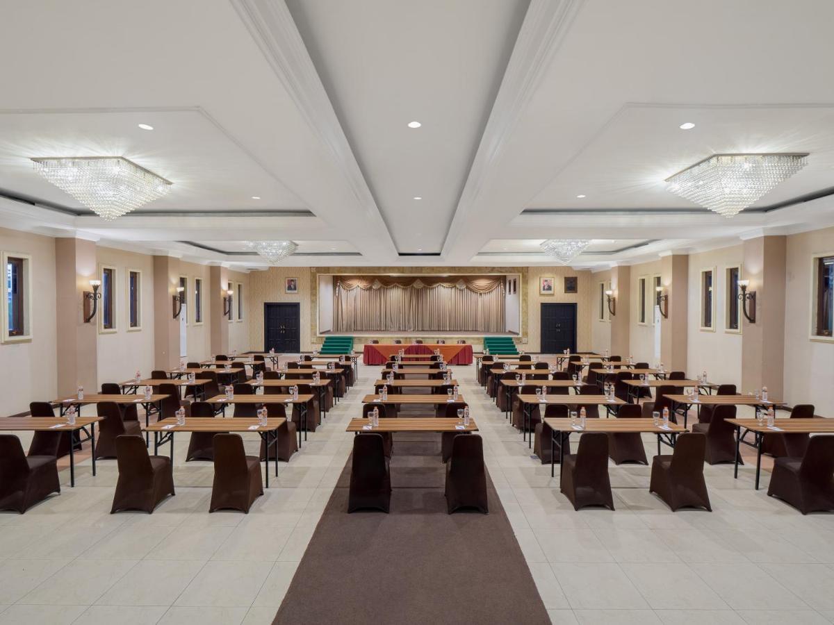 Lotus Garden Hotel Kediri  Exterior photo
