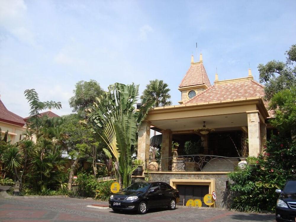 Lotus Garden Hotel Kediri  Exterior photo
