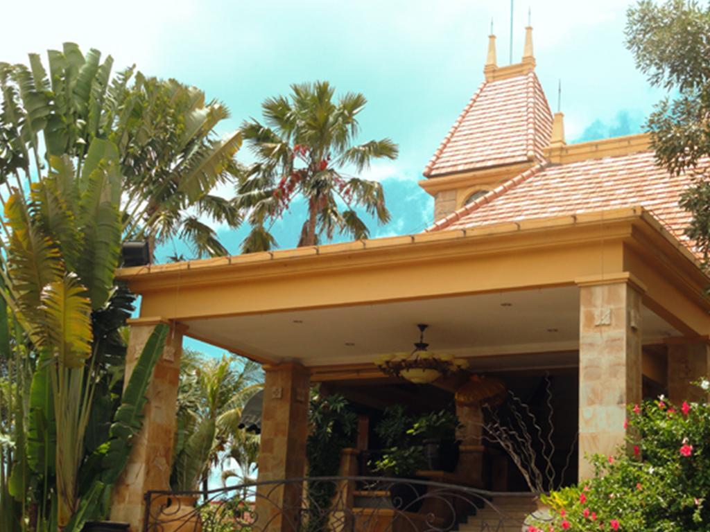Lotus Garden Hotel Kediri  Exterior photo