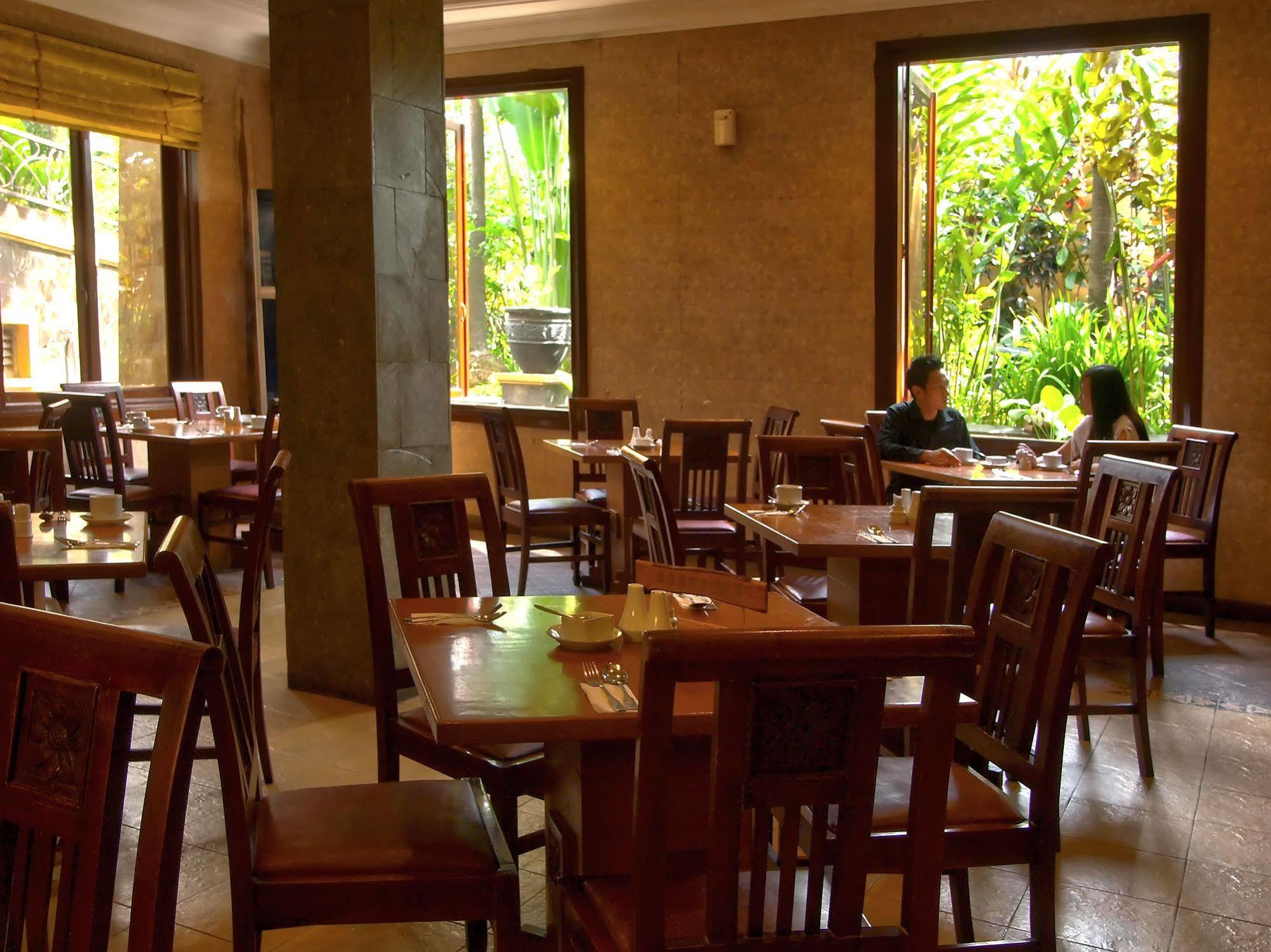 Lotus Garden Hotel Kediri  Exterior photo