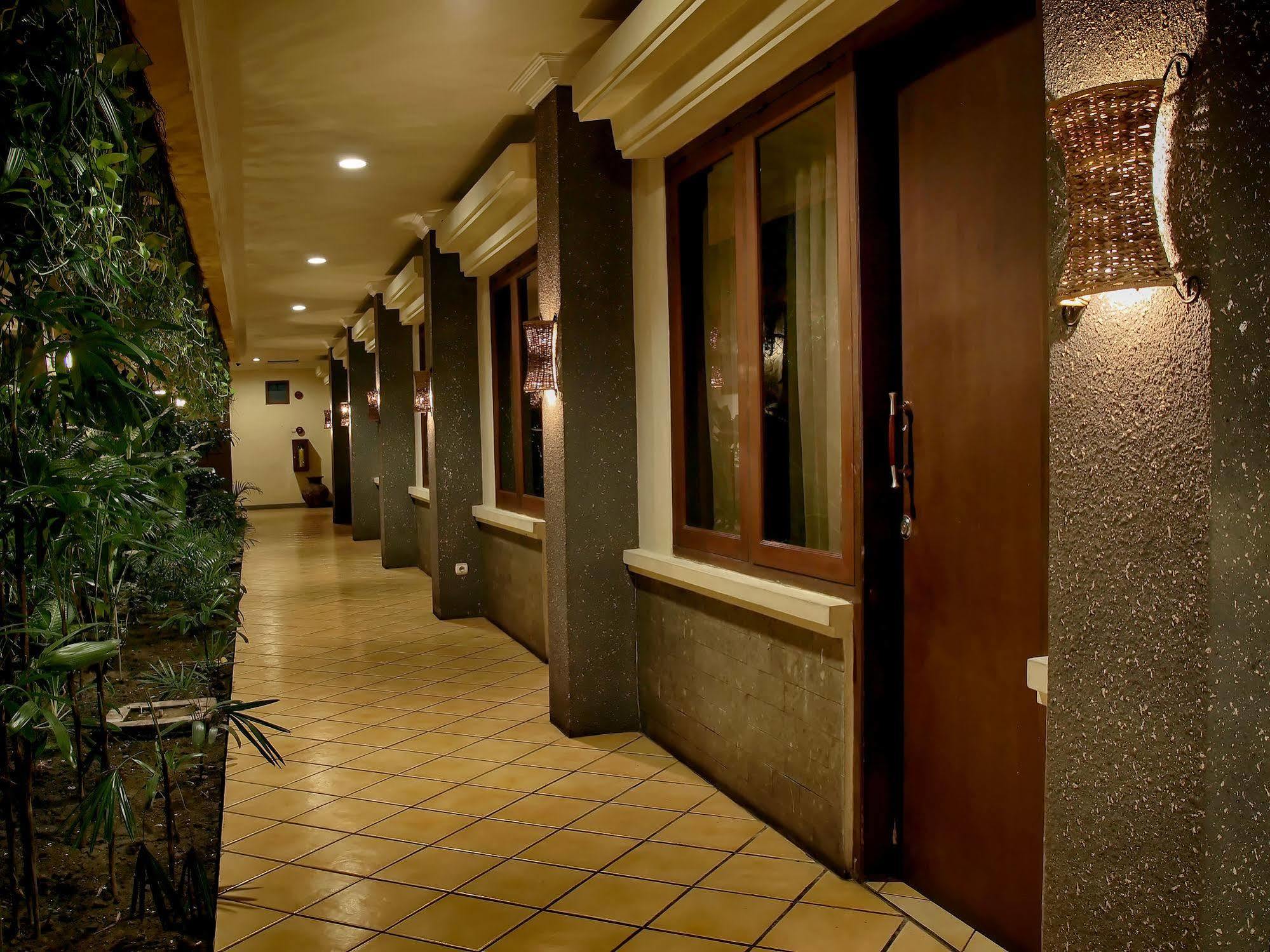 Lotus Garden Hotel Kediri  Exterior photo